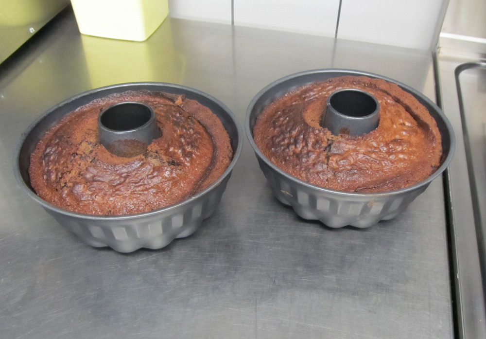 Zwei runde Backformen mit Kuchen
