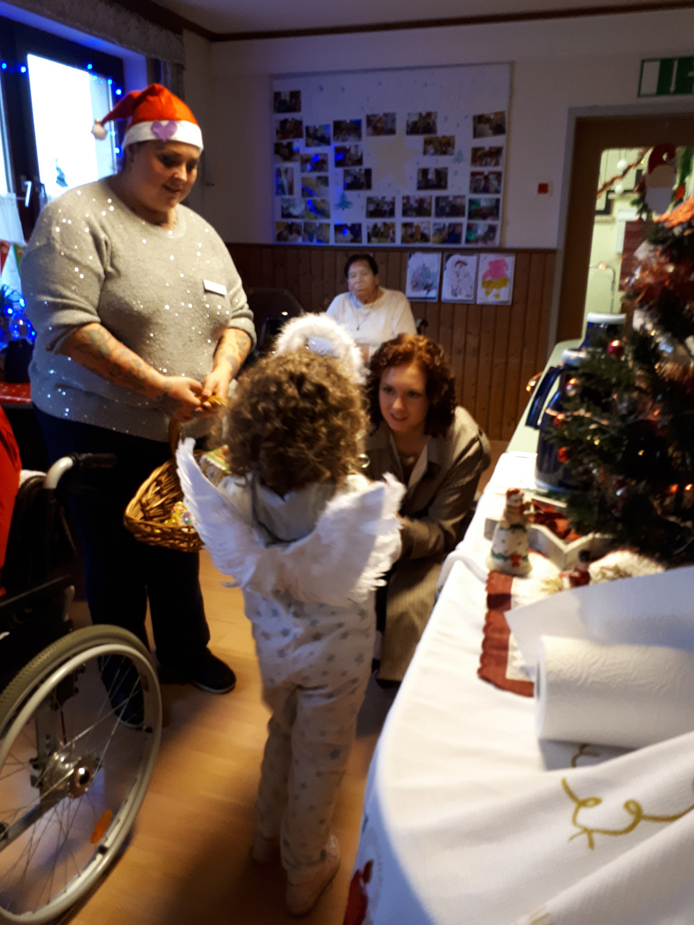 Das Christkind im Haus Höhenruh beschenkt die Bewohner